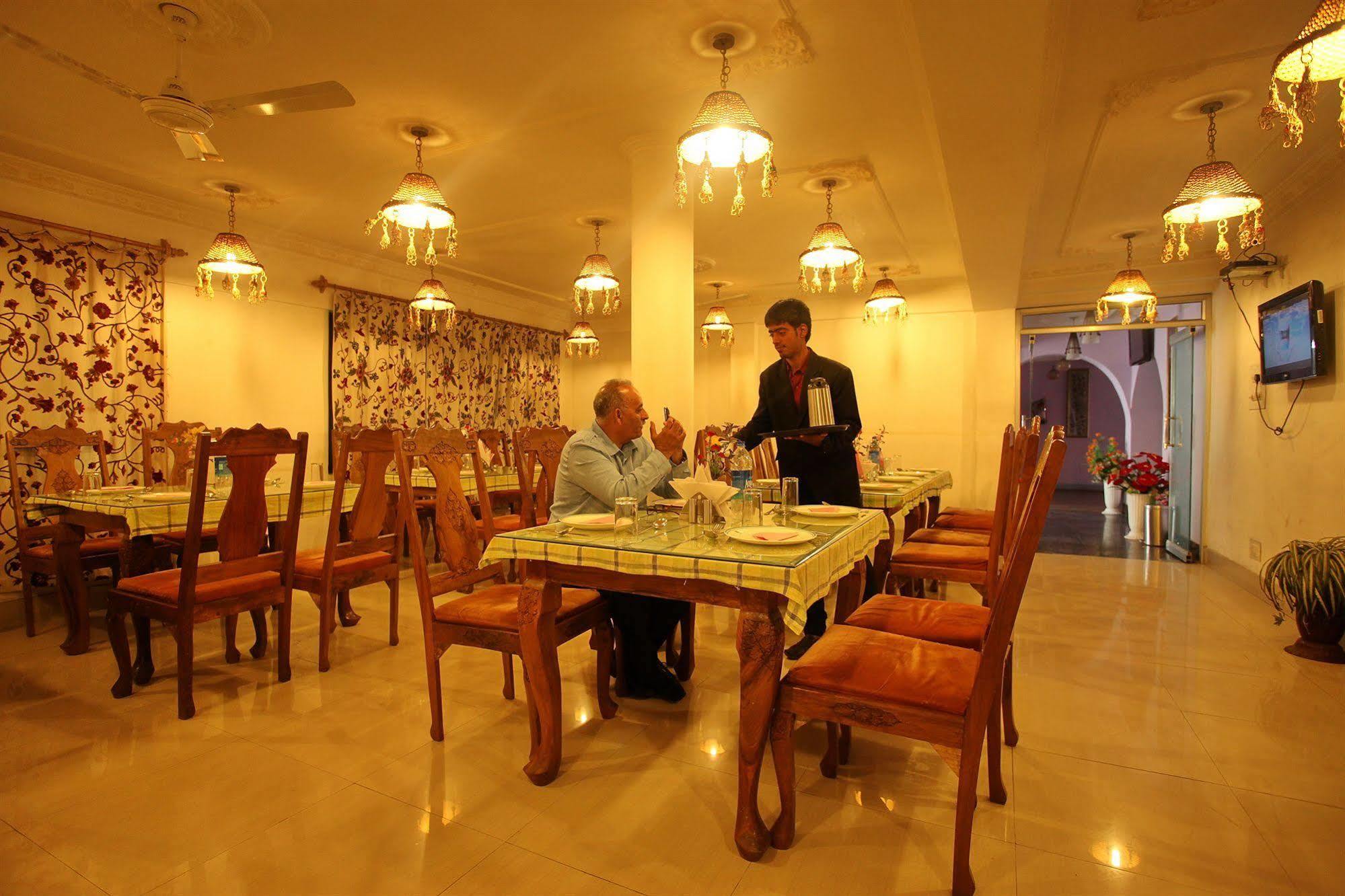 Hotel Ibni Kabeer ศรีนาการ์ ภายนอก รูปภาพ