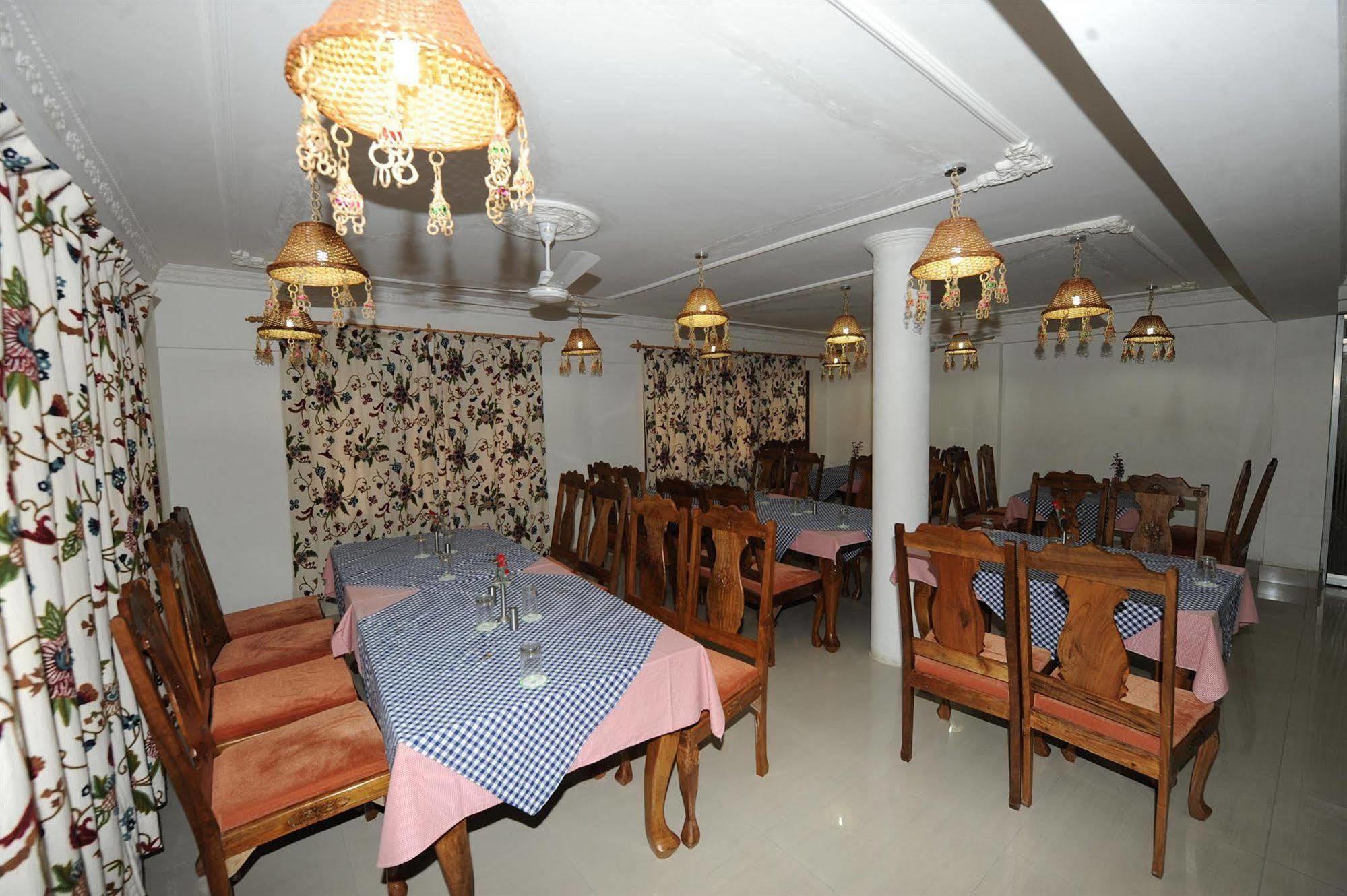 Hotel Ibni Kabeer ศรีนาการ์ ภายนอก รูปภาพ